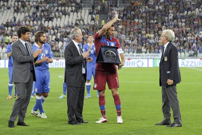 Buffon saluta il pubblico di Torino, il 